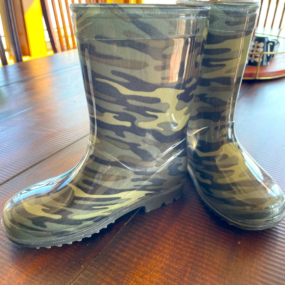 Carter camo rain boots